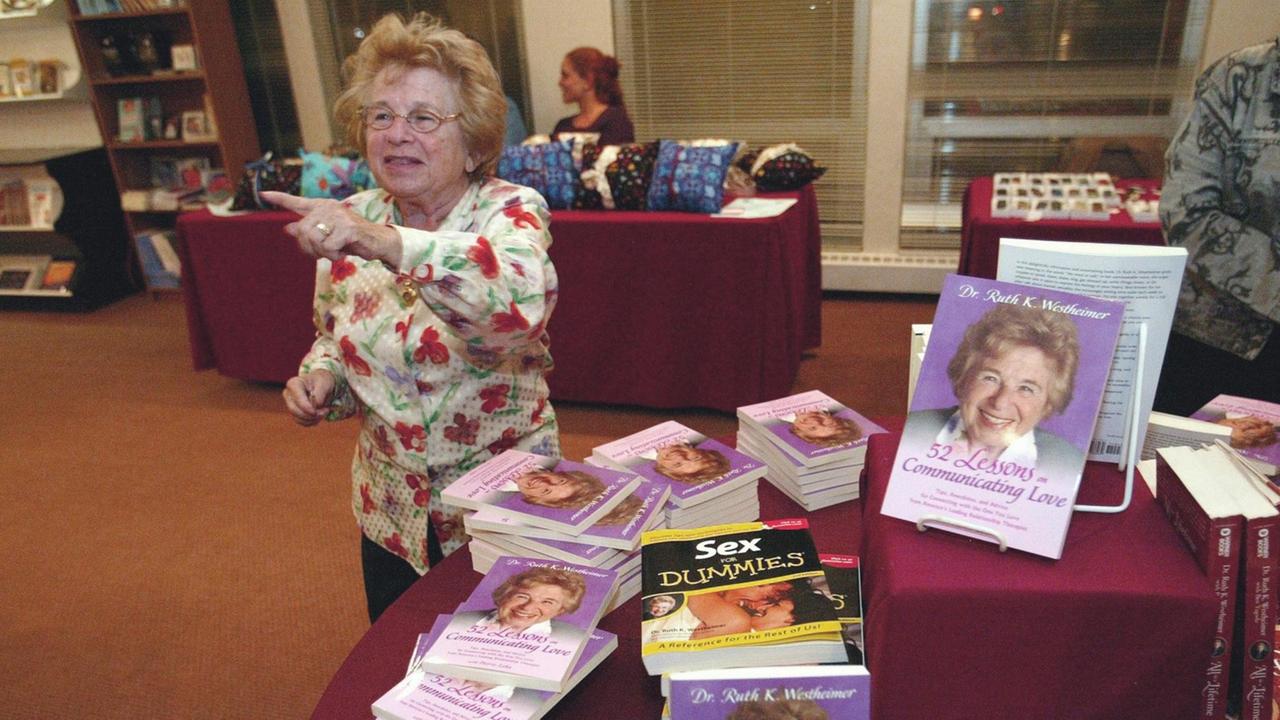 Ruth Westheimer an einem Buchstand mit einigen ihrer Werke zum Thema Sex.