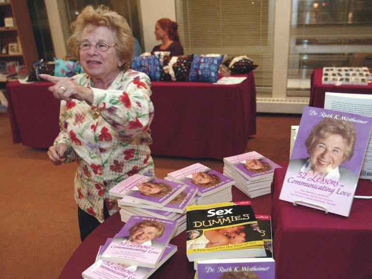 Ruth Westheimer an einem Buchstand mit einigen ihrer Werke zum Thema Sex.