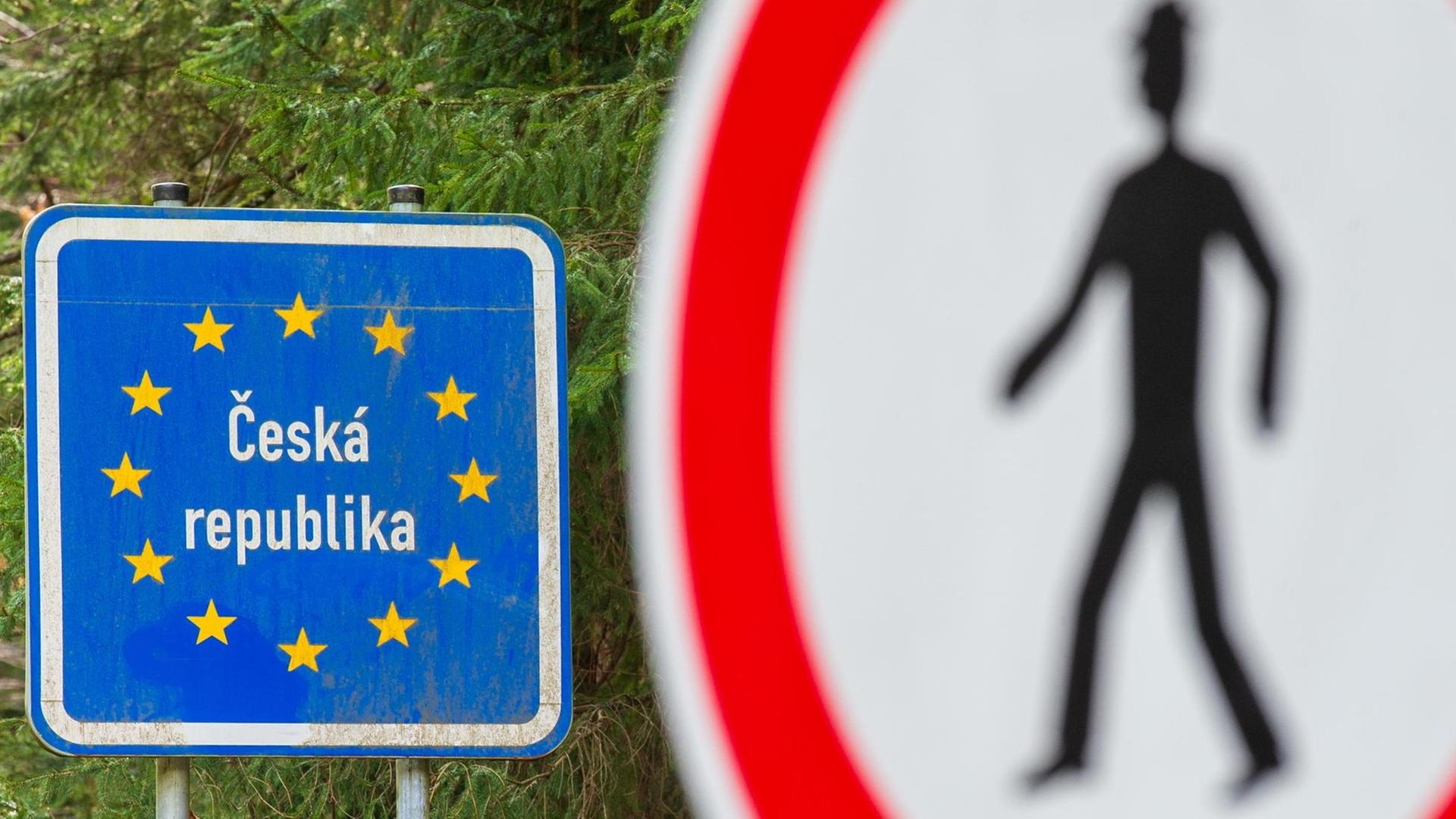 Ein tschechisches Fußgängerverbotsschild steht am Grenzübergang einem Schild der Tschechischen Republik gegenüber. Der Grenzübergang ist für den normalen Grenzverkehr versperrt. Nur mit Sondergenehmigung ist ein Einreisen möglich. Ein tschechisches Fußgängerverbotsschild steht am Grenzübergang einem Schild der Tschechischen Republik gegenüber. Der Grenzübergang ist für den normalen Grenzverkehr versperrt. Nur mit Sondergenehmigung ist ein Einreisen möglich.