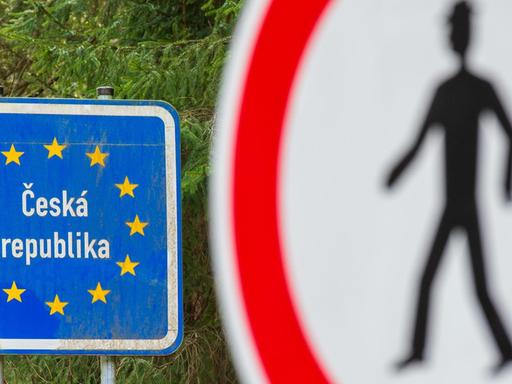 Ein tschechisches Fußgängerverbotsschild steht am Grenzübergang einem Schild der Tschechischen Republik gegenüber. Der Grenzübergang ist für den normalen Grenzverkehr versperrt. Nur mit Sondergenehmigung ist ein Einreisen möglich.