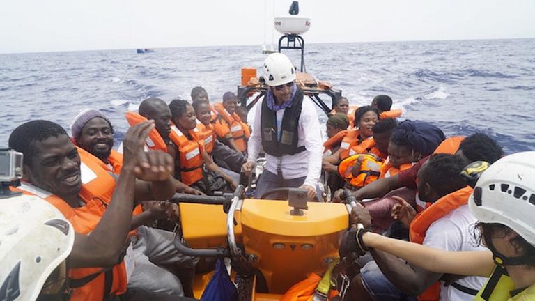Das Foto zeigt eine Operation der Rettungsorganisation Sea Watch im Mittelmeer: Die geretteten Flüchtlinge sitzen in einem Schlauchboot. Das Foto zeigt eine Operation der Rettungsorganisation Sea Watch im Mittelmeer: Die geretteten Flüchtlinge sitzen in einem Schlauchboot.