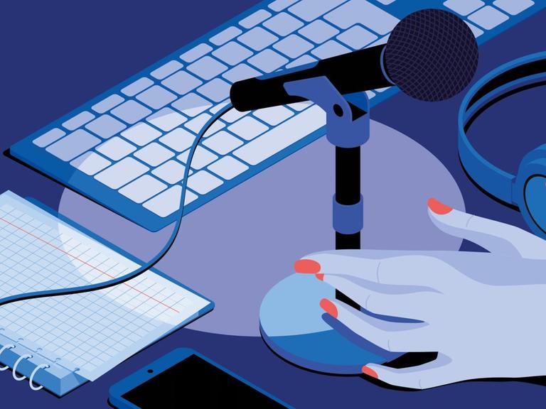 In blauen Tönen gehaltene Illustration einer weiblchen Hand neben einem Mikrofon, einem Smartphone, einem Notizblock, einer Computertastatur und Kopfhörer.