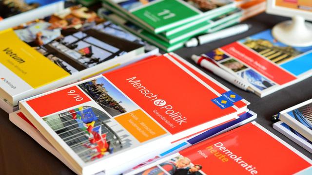 Schulbücher der Westermann Druck- und Verlagsgruppe für das Fach Wirtschaft liegen auf einem Tisch.