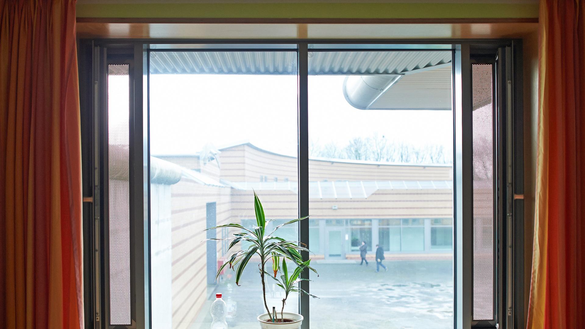 Blick aus einem Psychiatrie-Zimmer in den Hof Blick aus einem Psychiatrie-Zimmer in den Hof
