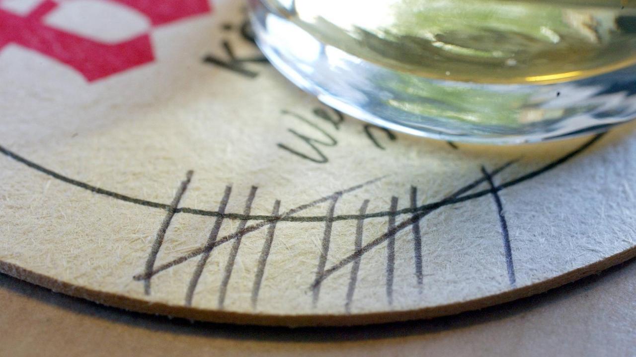 STRICHLISTE AUF EINEM BIERDECKEL STRICHLISTE AUF EINEM BIERDECKEL