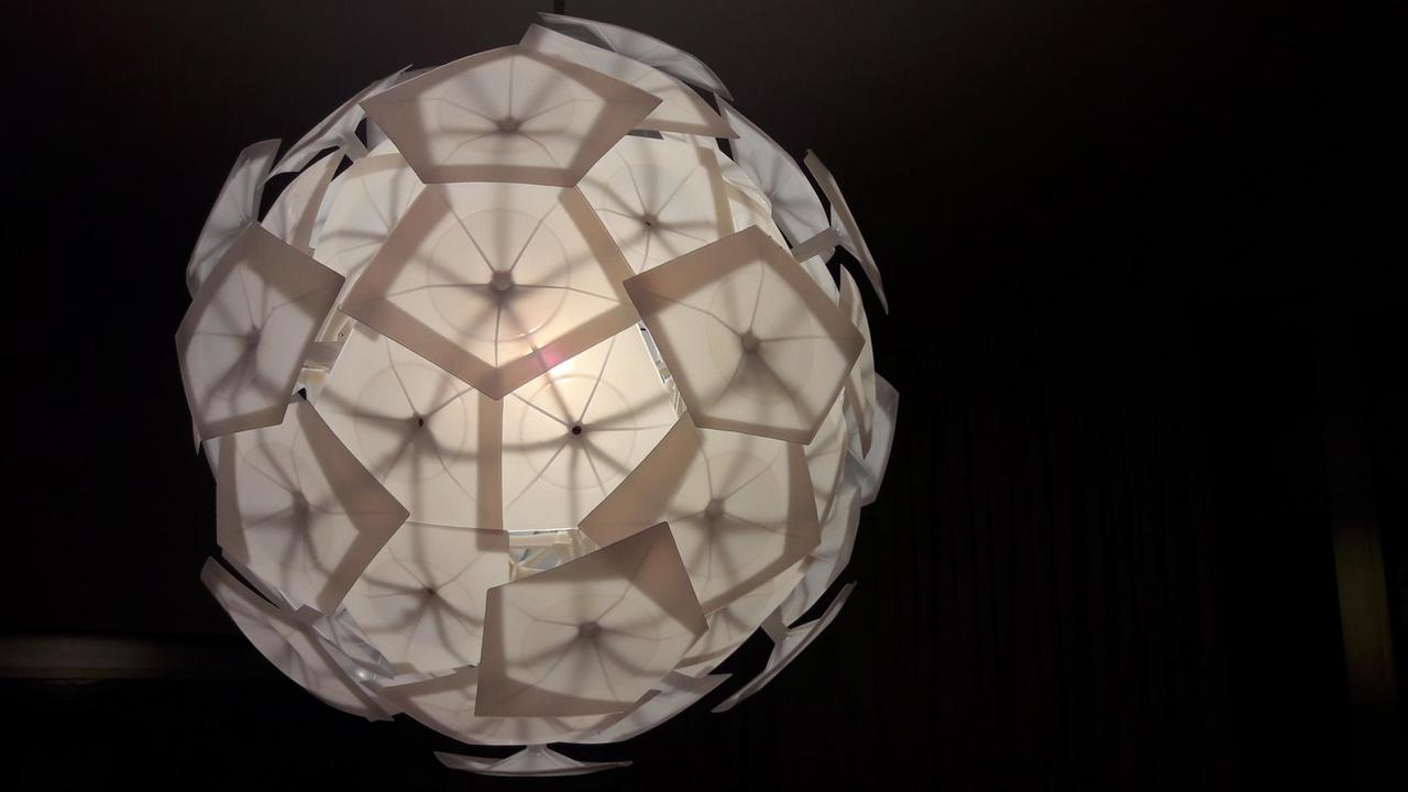 Lampe des Designers Günter Ssymmank - gemeinsam mit Lee für das Haus entworfen. Lampe des Designers Günter Ssymmank - gemeinsam mit Lee für das Haus entworfen.