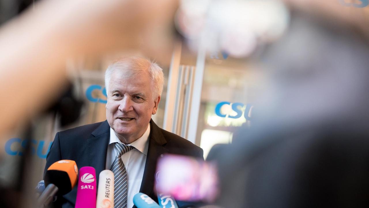 Bayerns Ministerpräsident und CSU-Chef Horst Seehofer kommt am 26.06.2017 in München zur CSU-Vorstandssitzung. Er steht vor mehreren Mikrofonen wartender Reporter.