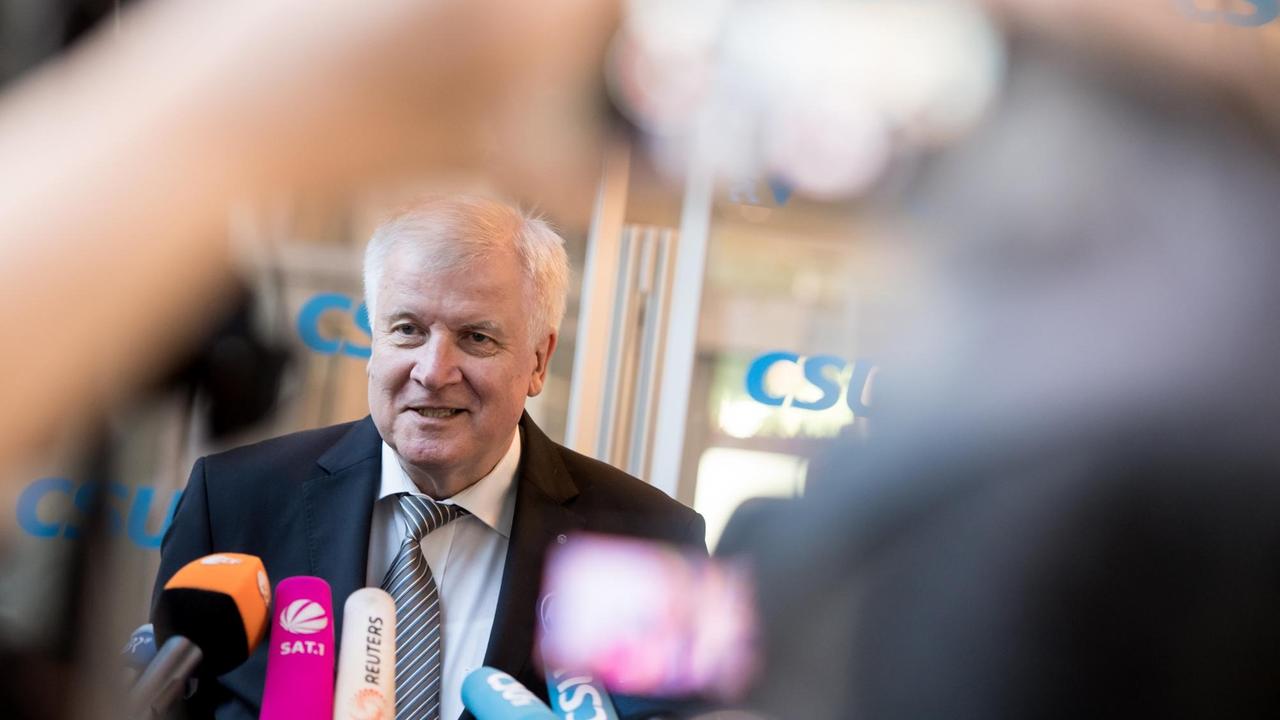 Bayerns Ministerpräsident und CSU-Chef Horst Seehofer kommt am 26.06.2017 in München zur CSU-Vorstandssitzung. Er steht vor mehreren Mikrofonen wartender Reporter. Bayerns Ministerpräsident und CSU-Chef Horst Seehofer kommt am 26.06.2017 in München zur CSU-Vorstandssitzung. Er steht vor mehreren Mikrofonen wartender Reporter.