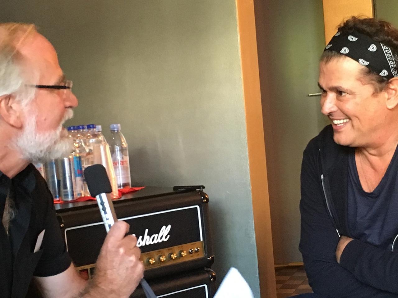 Der kolumbianische Sänger und Musiker Carlos Vives im Interview mit Burkhard Birke (li.) Der kolumbianische Sänger und Musiker Carlos Vives im Interview mit Burkhard Birke (li.)