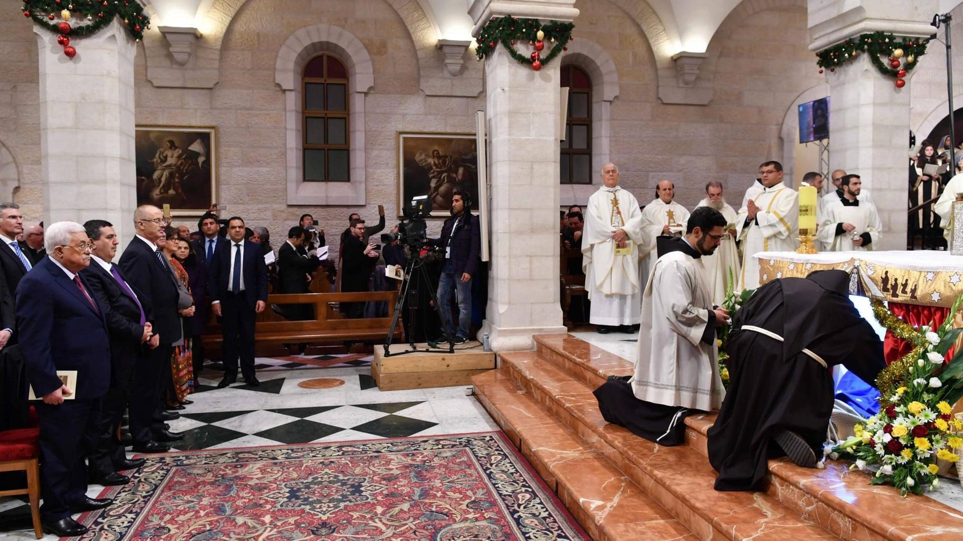 Mitternachtsmesse an Heiligabend 2017 in Bethlehem in einer Kirche in der Westbank. Unter den Besuchern vorne links Palästinenser-Präsident Mahmoud Abbas. Mitternachtsmesse an Heiligabend 2017 in Bethlehem in einer Kirche in der Westbank. Unter den Besuchern vorne links Palästinenser-Präsident Mahmoud Abbas.