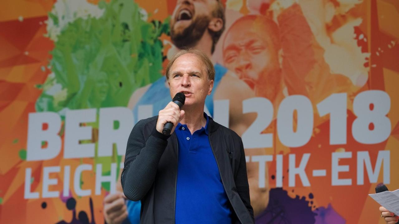 Leichtathletik Berlin 29.04.2018 Noch 100 Tage bis zur Leichtathletik Europameisterschaft in Berlin 2018 Berlin 2018 Leichtathletik-EM Vorstellung des offiziellen Maskottchens Berlino im Berliner Zoo Dr. Clemens Prokop, Aufsichtsratsvorsitzender Berlin 2018 *** Athletics Berlin 29 04 2018 100 days until the European Athletics Championships in Berlin 2018 Berlin 2018 European Athletics Championships Presentation of the official mascot Berlino in the Berlin Zoo Dr Clemens Prokop Chairman of the Supervisory Board Berlin 2018 Leichtathletik Berlin 29.04.2018 Noch 100 Tage bis zur Leichtathletik Europameisterschaft in Berlin 2018 Berlin 2018 Leichtathletik-EM Vorstellung des offiziellen Maskottchens Berlino im Berliner Zoo Dr. Clemens Prokop, Aufsichtsratsvorsitzender Berlin 2018 *** Athletics Berlin 29 04 2018 100 days until the European Athletics Championships in Berlin 2018 Berlin 2018 European Athletics Championships Presentation of the official mascot Berlino in the Berlin Zoo Dr Clemens Prokop Chairman of the Supervisory Board Berlin 2018