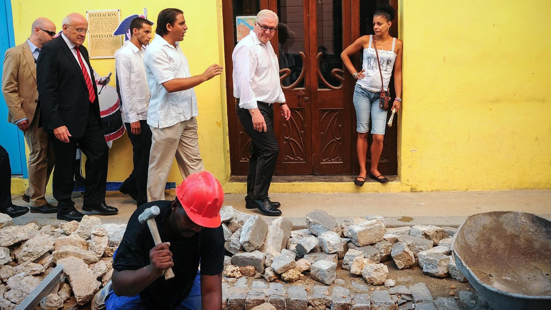 Der deutsche Außenminister Frank-Walter Steinmeier mit Stadtführer und Bodyguards in Havanna.