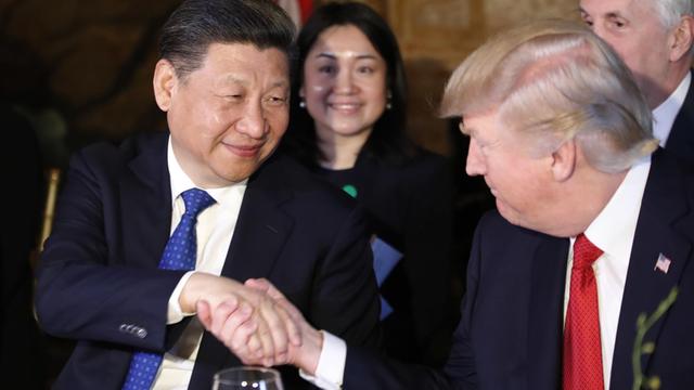US-Präsident Donald Trump (r.) und Chinas Präsident Xi Jinping beim Bankett in Palm Beach.