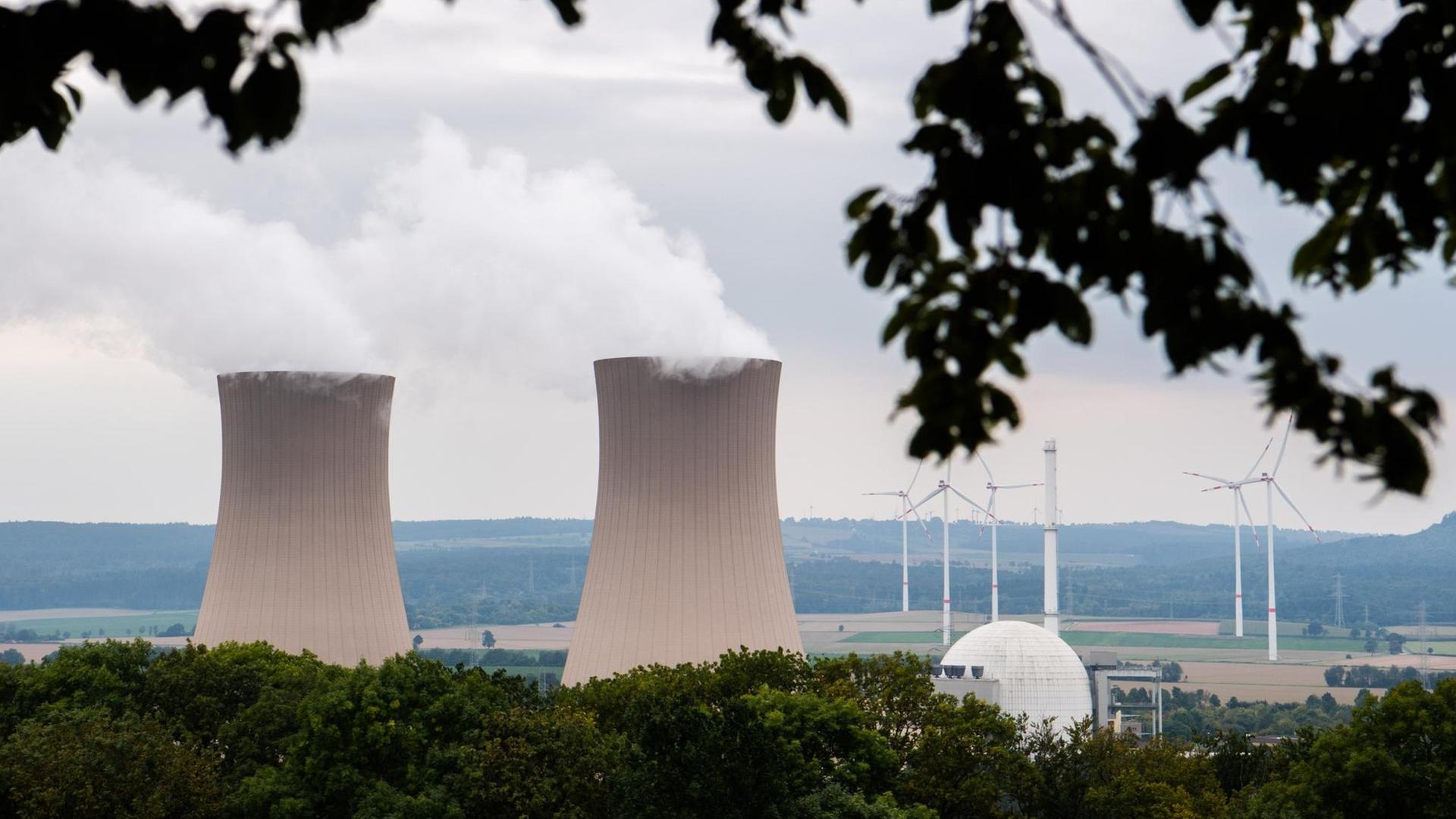Zwei Kühltürme eines Atomkraftwerks Zwei Kühltürme eines Atomkraftwerks