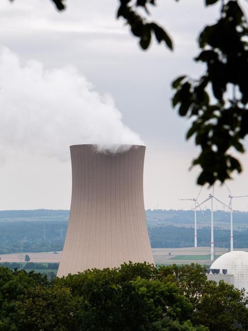 Dampf steigt auf vom Atomkraftwerk Grohnde bei Hameln.