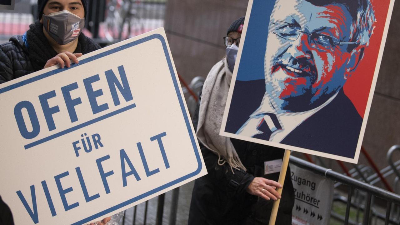 Mit Schildern und Plakaten erinnern Demonstranten vor dem Landgericht an das Schicksal des ermordeten Kasseler Regierungspräsidenten Walter Lübcke. Mit Schildern und Plakaten erinnern Demonstranten vor dem Landgericht an das Schicksal des ermordeten Kasseler Regierungspräsidenten Walter Lübcke.