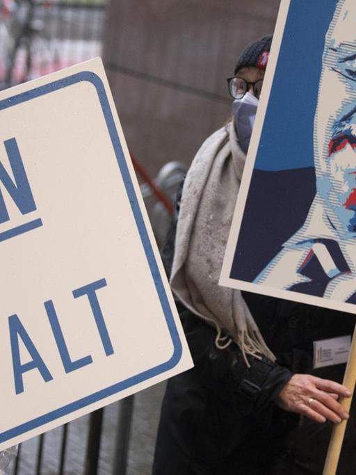 Mit Schildern und Plakaten erinnern Demonstranten vor dem Landgericht an das Schicksal des ermordeten Kasseler Regierungspräsidenten Walter Lübcke.