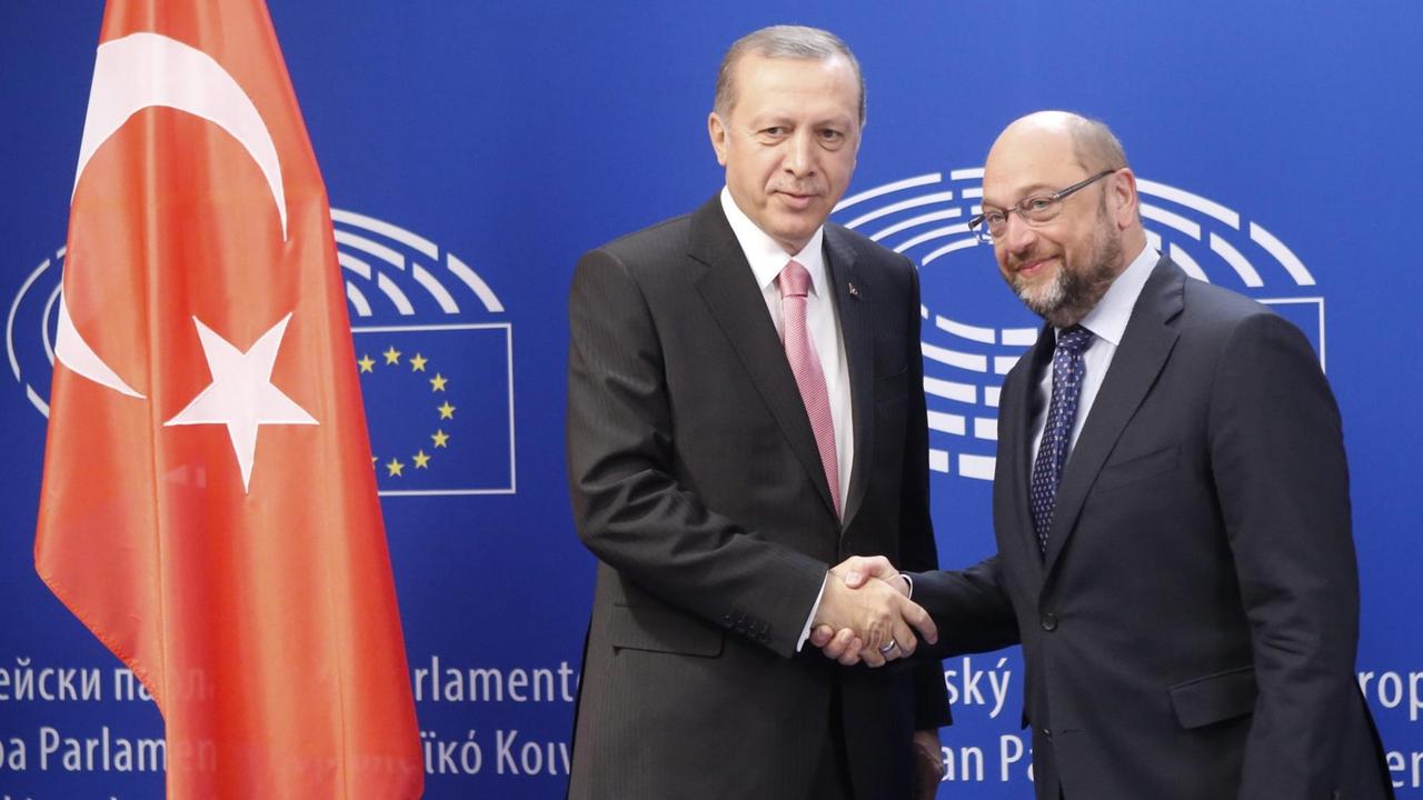 Der türkische Präsident Erdogan in Brüssel, gemeinsam mit EU-Parlamentspräsident Schulz (rechts). Der türkische Präsident Erdogan in Brüssel, gemeinsam mit EU-Parlamentspräsident Schulz (rechts).
