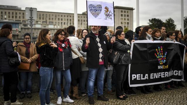 Krankenschwestern und Pfleger stehen vor dem Santa Maria Krankenhaus in Lissabon im Streik und halten Plakate hoch - am 8. Februar 2019