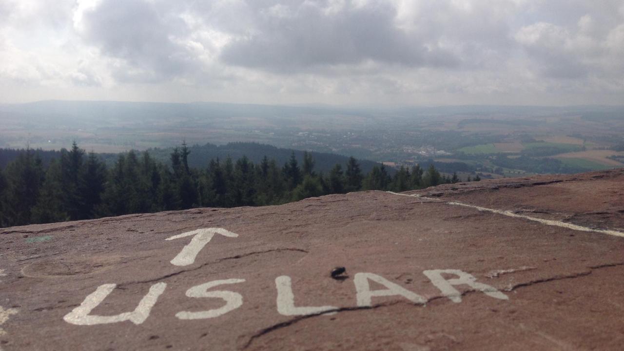 Blick vom Sollingturm bei Uslar: Den Weg haben die Pilgernden noch vor sich - oder schon geschafft.
