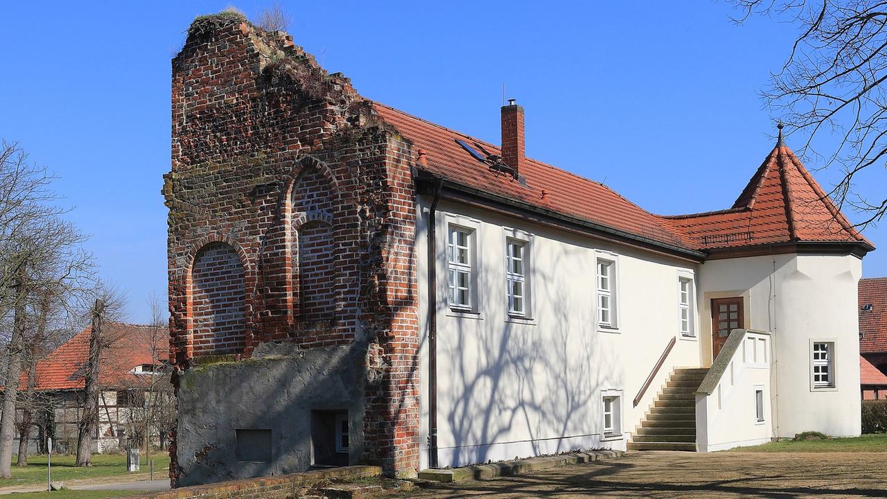 Seitenflügel des zerstörten Schlosses in Schönhausen (Sachsen-Anhalt) Seitenflügel des zerstörten Schlosses in Schönhausen (Sachsen-Anhalt)