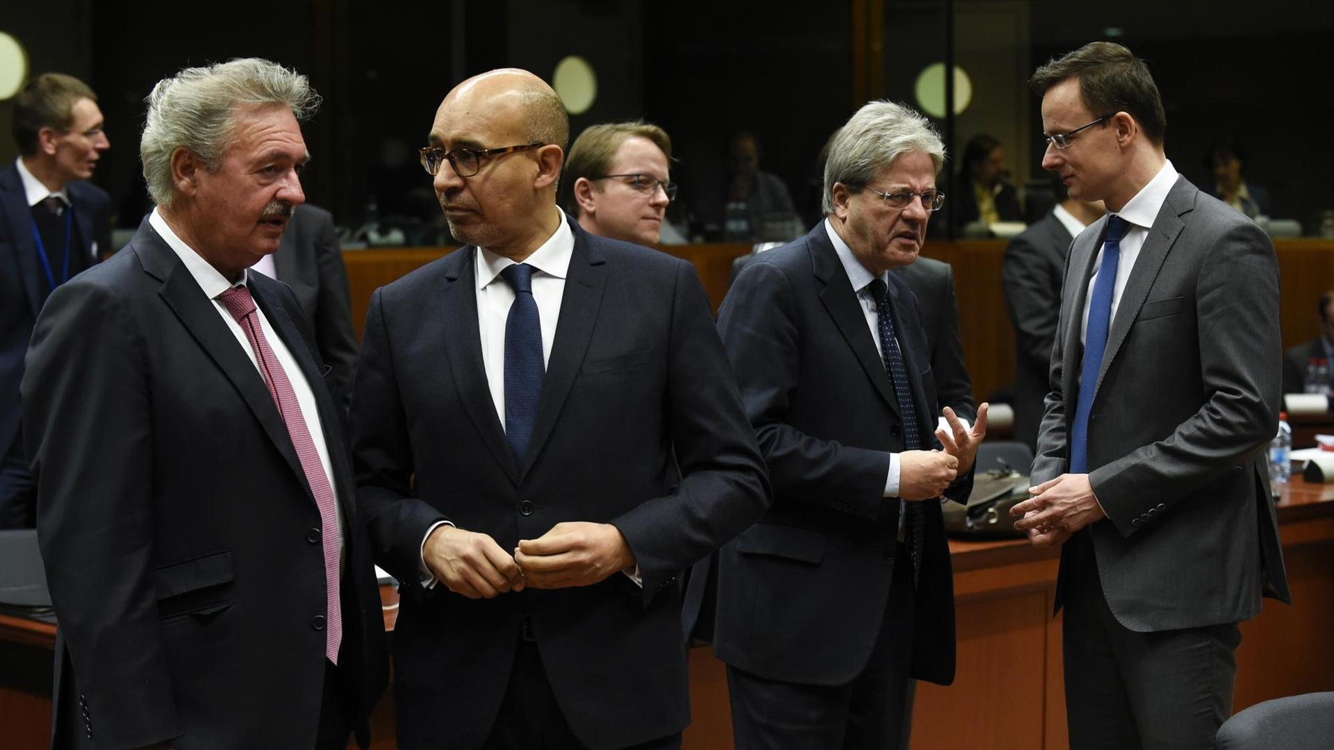 Beim EU-Außenministertreffen (v. l. n. r.): Jean Asselborn (Luxemburg), Harlem Desir (Frankreich), Paolo Gentiloni (Italien) und Peter Szijjarto (Ungarn) Beim EU-Außenministertreffen (v. l. n. r.): Jean Asselborn (Luxemburg), Harlem Desir (Frankreich), Paolo Gentiloni (Italien) und Peter Szijjarto (Ungarn)