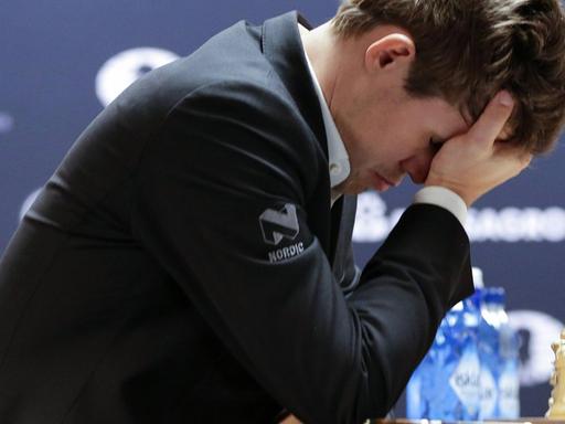 Magnus Carlsen vergräbt bei der Schach-Weltmeisterschaft 2016 beim Spiel in New York gegen Sergej Karjakin sein Gesicht in seiner Hand .