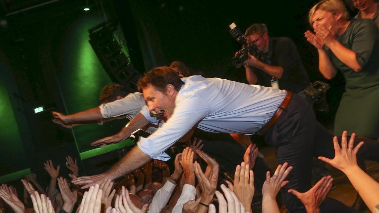 Der Bundesvorsitzende Robert Habeck (l) und der bayerische Spitzenkandidat von Bündnis 90/Die Grünen, Ludwig Hartmann springen bei der Wahlparty der Partei von der Bühne ins Publikum. Der Bundesvorsitzende Robert Habeck (l) und der bayerische Spitzenkandidat von Bündnis 90/Die Grünen, Ludwig Hartmann springen bei der Wahlparty der Partei von der Bühne ins Publikum.