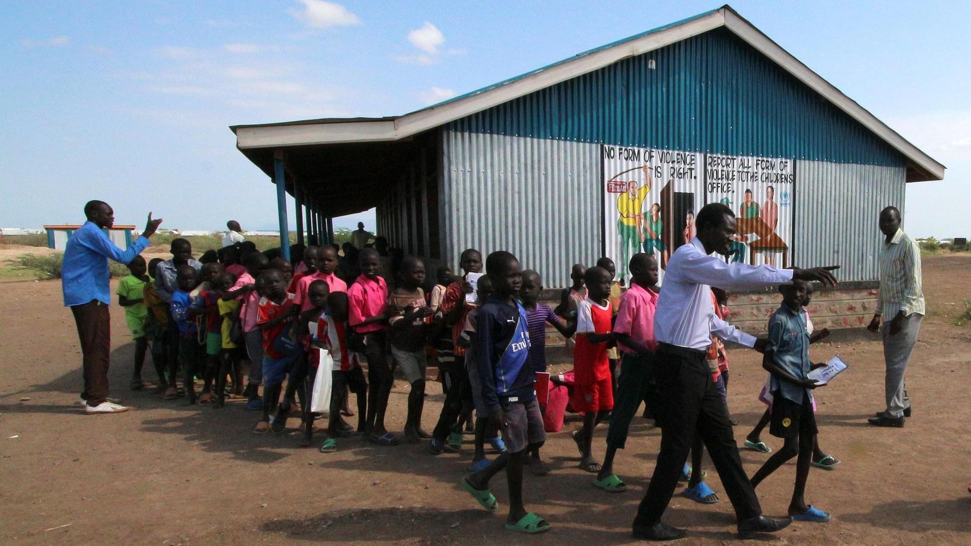 Grundschulkinder in Kakuma vor ihrer aus Wellblech gebauten Schule.