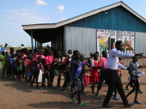 Grundschulkinder in Kakuma vor ihrer aus Wellblech gebauten Schule.