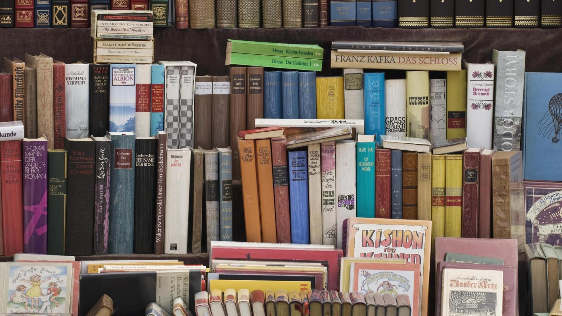 Alte Bücher stehen in der Auslage eines Antiquariats. Alte Bücher stehen in der Auslage eines Antiquariats.