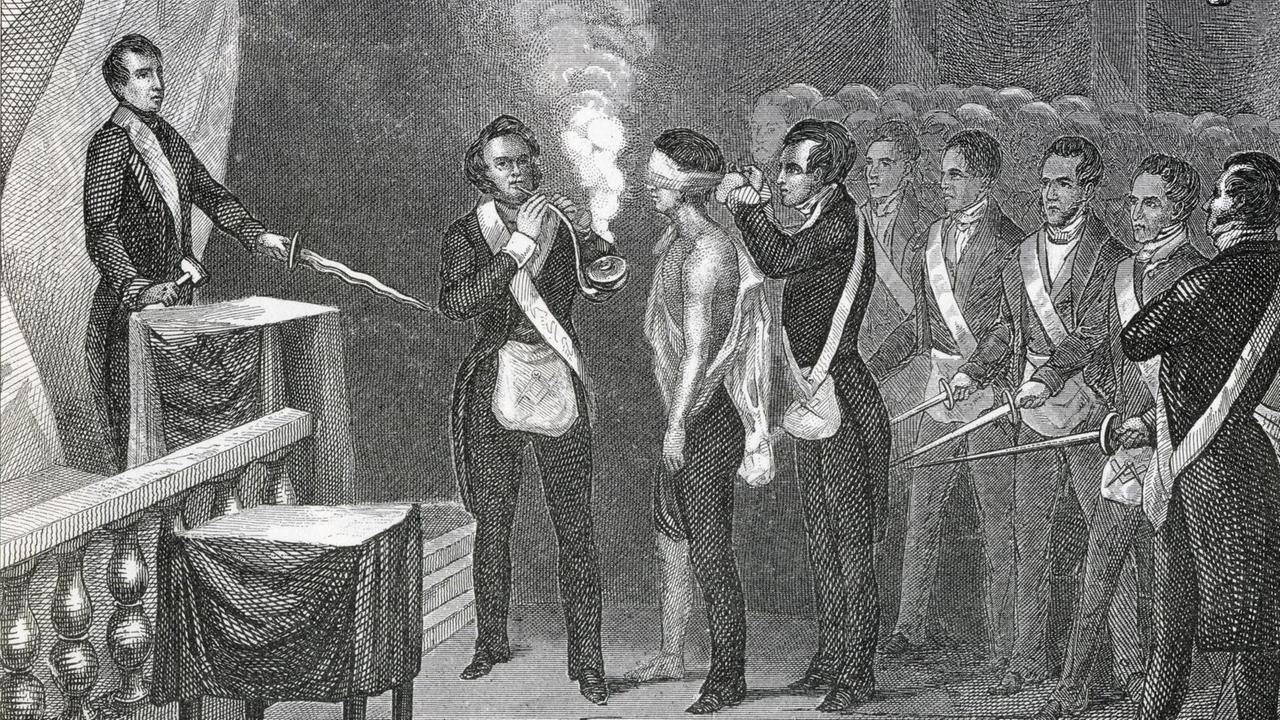 In der Illustration einer Freimaurerinitiation steht das neue Mitglied mit verbundenen Augen inmitten einer Gruppe uniformierter Männer mit gezogenen Säbeln. In der Illustration einer Freimaurerinitiation steht das neue Mitglied mit verbundenen Augen inmitten einer Gruppe uniformierter Männer mit gezogenen Säbeln.