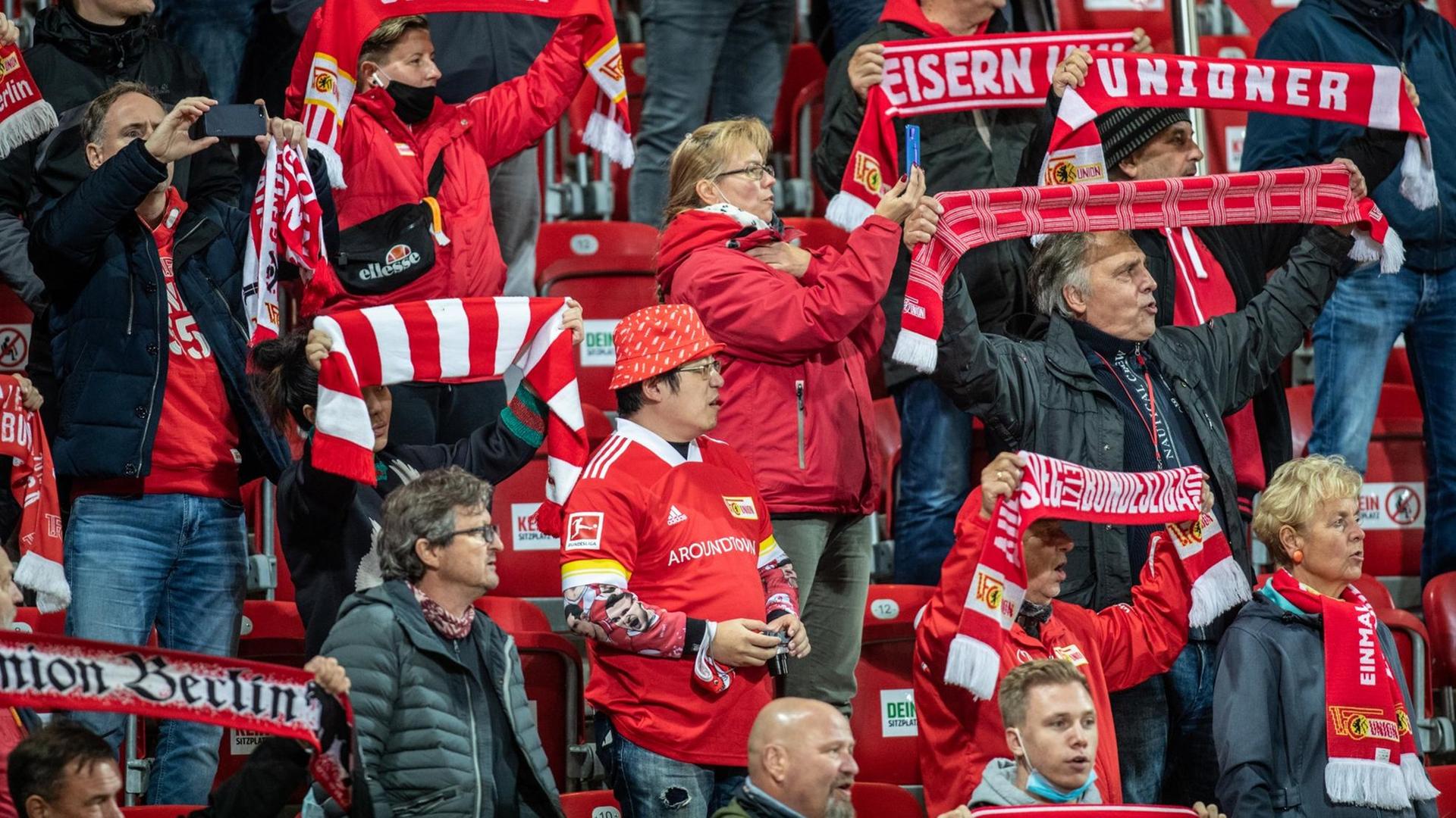 1. FC Union Berlin - FSV Mainz 05erfolgen ein Spiel mit Abstand zueinander auf der Stehtribüne des Stadions. Nur knapp 4600 Zuschauer dürfen das Spiel aufgrund der Coronaauflagen besuchen. 1. FC Union Berlin - FSV Mainz 05erfolgen ein Spiel mit Abstand zueinander auf der Stehtribüne des Stadions. Nur knapp 4600 Zuschauer dürfen das Spiel aufgrund der Coronaauflagen besuchen.