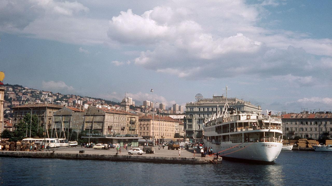 Im Hafen der an der kroatischen Adriaküste gelegenen Stadt Rijeka liegt die "MS Jugoslavija" vor Anker (undatierte Aufnahme).