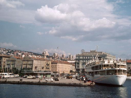 Im Hafen der an der kroatischen Adriaküste gelegenen Stadt Rijeka liegt die "MS Jugoslavija" vor Anker (undatierte Aufnahme).