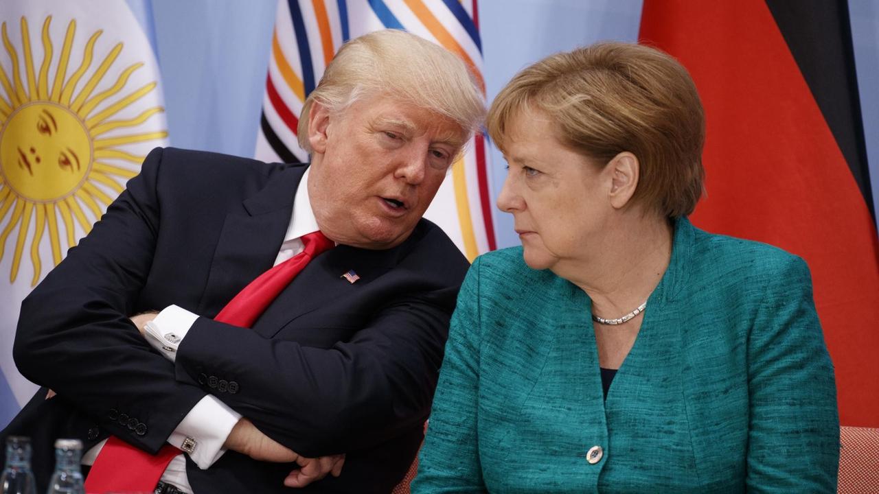 US-Präsident Trump wendet sich beim G20-Gipfel Kanzlerin Merkel zu und spricht mit ihr US-Präsident Trump wendet sich beim G20-Gipfel Kanzlerin Merkel zu und spricht mit ihr