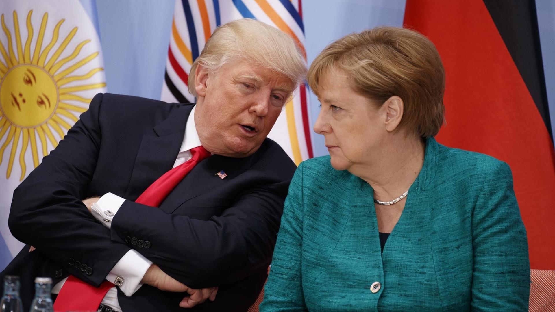 US-Präsident Trump wendet sich beim G20-Gipfel Kanzlerin Merkel zu und spricht mit ihr US-Präsident Trump wendet sich beim G20-Gipfel Kanzlerin Merkel zu und spricht mit ihr