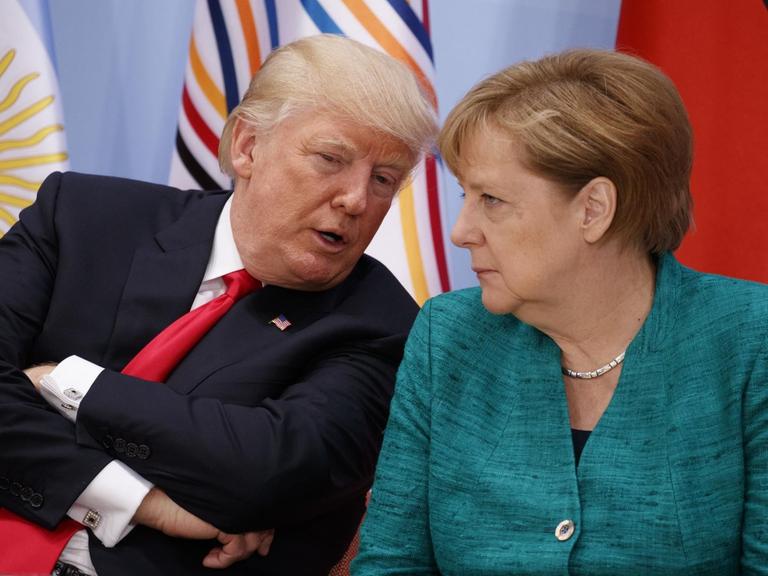US-Präsident Trump wendet sich beim G20-Gipfel Kanzlerin Merkel zu und spricht mit ihr