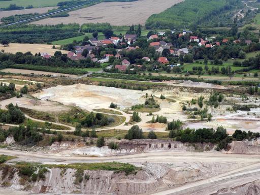 Pödelwitz - bis auf wenige Meter ist der Tagebau bereits ans Dorf gerückt.