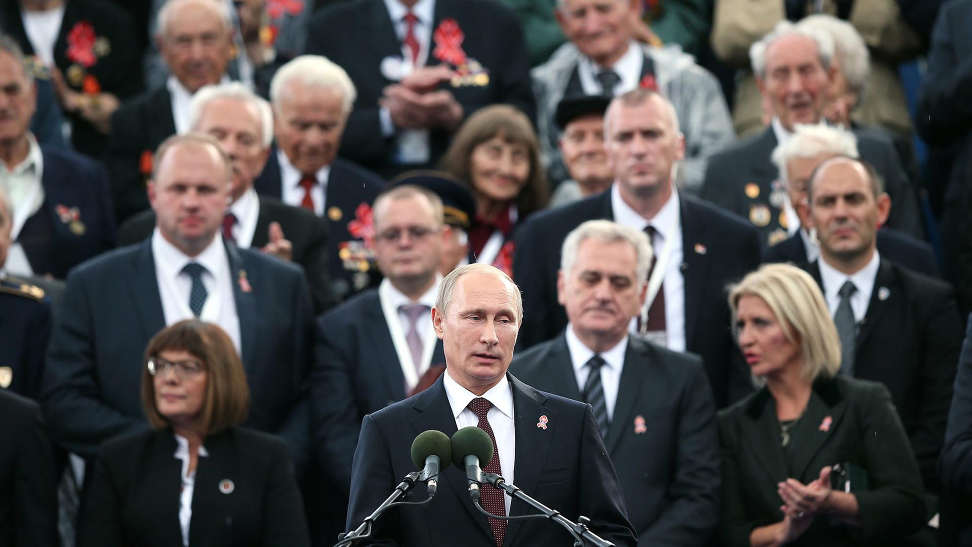 Russlands Präsident Wladimir Putin (m.) mit dem serbischen Präsidenten Tomislav Nikolic (r.) in Belgrad. Russlands Präsident Wladimir Putin (m.) mit dem serbischen Präsidenten Tomislav Nikolic (r.) in Belgrad.