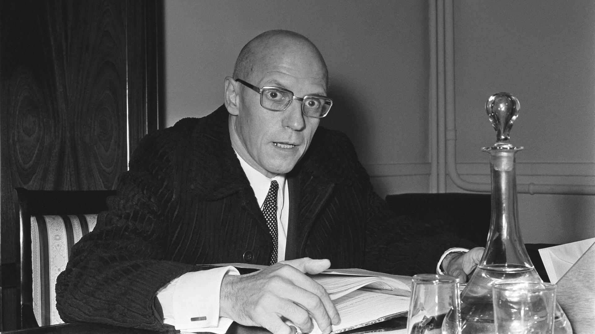 Michel Foucault in seinem Arbeitszimmer im Collège de France, Paris, 1970.