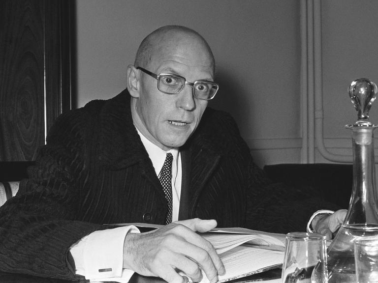 Michel Foucault in seinem Arbeitszimmer im Collège de France, Paris, 1970.