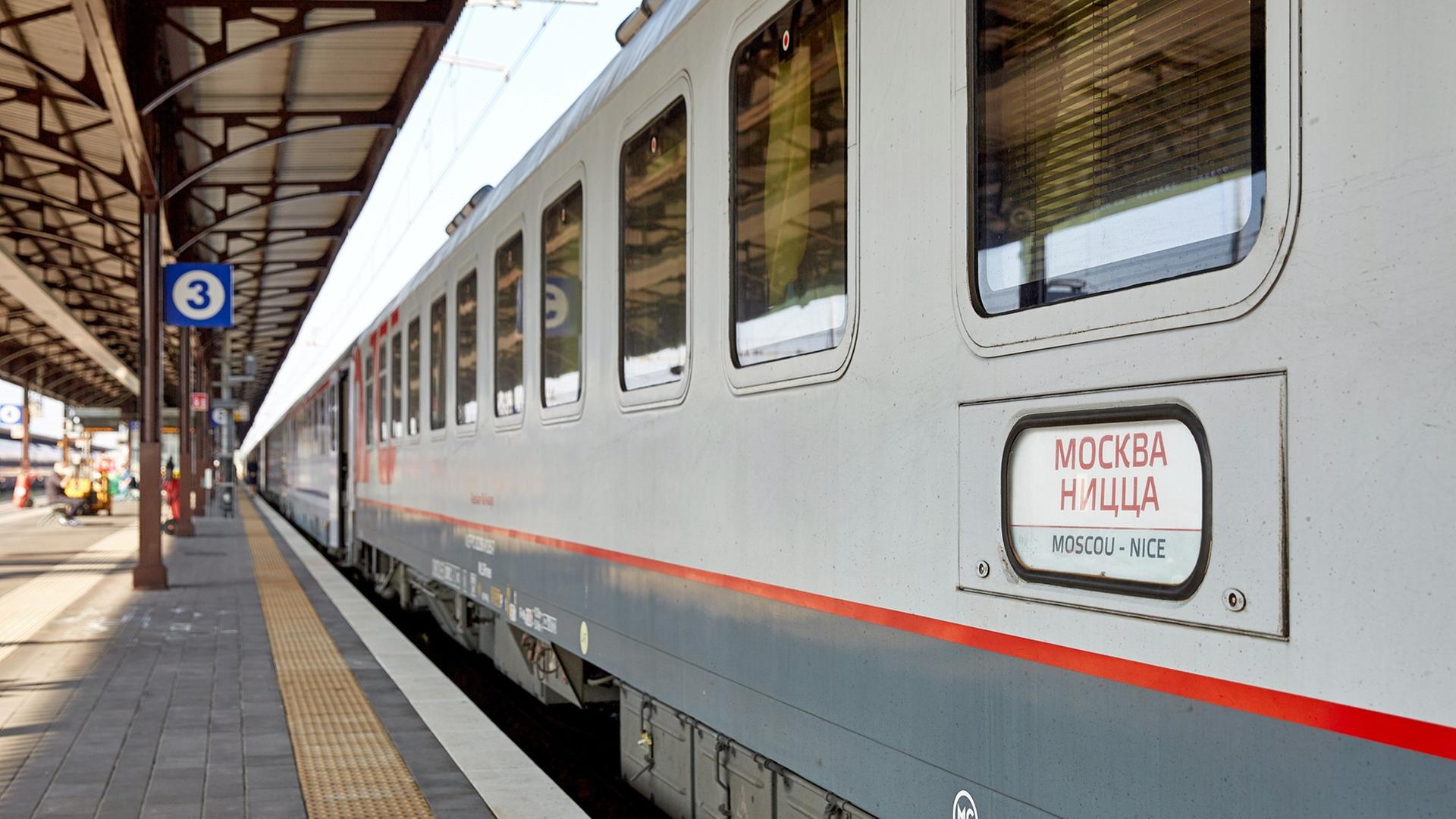 Blick auf den Moskau-Nizza-Express im Bahnhof von Ventimiglia Blick auf den Moskau-Nizza-Express im Bahnhof von Ventimiglia