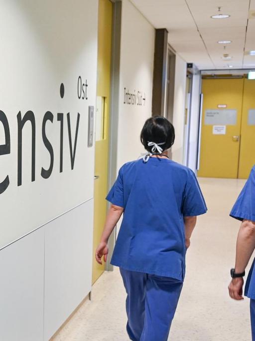 Zwei Pflegerinnen gehen durch einen Gang der Intensivstation im Ulmer Bundeswehr-Krankenhaus