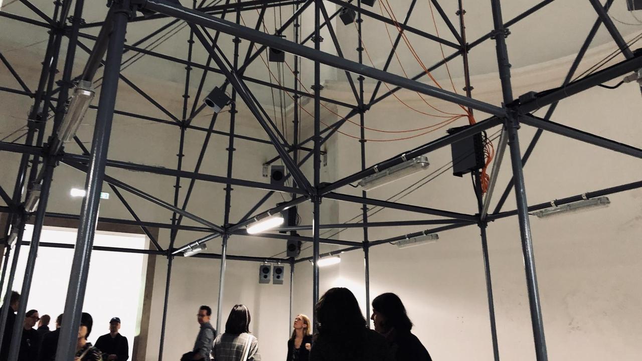 Die Klanginstallation "Tribute to Whistle" mit mehreren Lautsprechern im Deutschen Pavillion auf der Biennale Venedig 2019