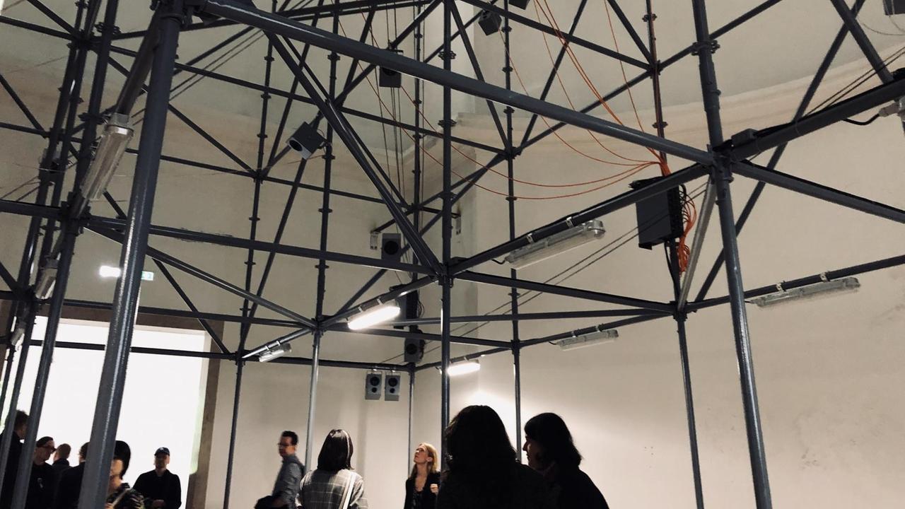 Die Klanginstallation "Tribute to Whistle" mit mehreren Lautsprechern im Deutschen Pavillion auf der Biennale Venedig 2019 Die Klanginstallation "Tribute to Whistle" mit mehreren Lautsprechern im Deutschen Pavillion auf der Biennale Venedig 2019
