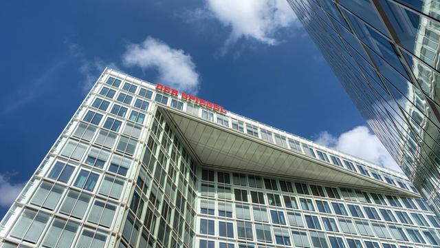 Blick von unten auf die oberen Stockwerke des Gebäude des Spiegel-Verlags in Hamburg, oben mit der Aufschrift "Der Spiegel".