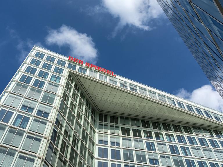 Blick von unten auf die oberen Stockwerke des Gebäude des Spiegel-Verlags in Hamburg, oben mit der Aufschrift "Der Spiegel".
