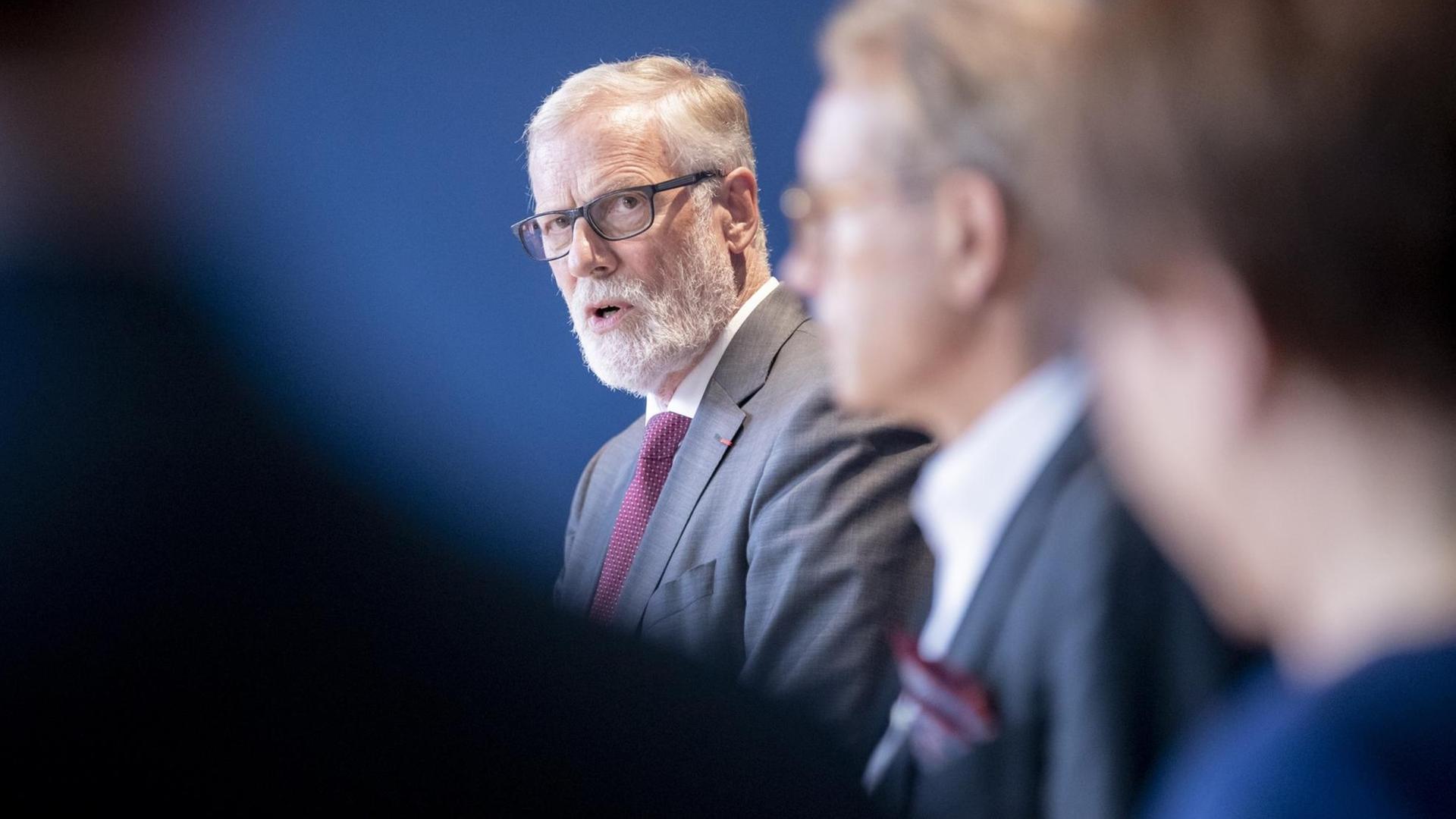 Rainer Robra (CDU), Chef der Staatskanzlei und Minister für Kultur von Sachsen-Anhalt, bei einer Pressekonferenz Rainer Robra (CDU), Chef der Staatskanzlei und Minister für Kultur von Sachsen-Anhalt, bei einer Pressekonferenz
