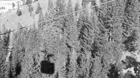 Skigebiet in Bayern in den 1930er Jahren. Es ist ein Schatten einer Gondel zu sehen. Wie blickt man auf ein hartes und entbehrungsreiches Leben zurück?